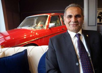 Dedesinin 11 yıl önce sattığı otomobili bulup babasına hediye etti