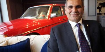 Dedesinin 11 yıl önce sattığı otomobili bulup babasına hediye etti