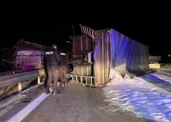 Korkunç kaza! Devrilen TIR’da sıkışan sürücü yaşamını yitirdi