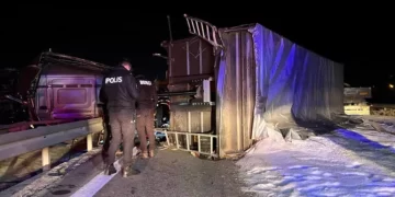 Korkunç kaza! Devrilen TIR’da sıkışan sürücü yaşamını yitirdi