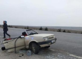Eskişehir’de yaşanan kazada otomobil ikiye ayrıldı