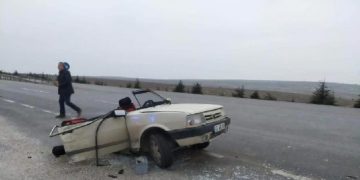 Eskişehir’de yaşanan kazada otomobil ikiye ayrıldı