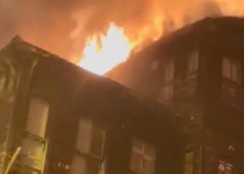 Fatih’te televizyon patladı: Ahşap binada yangın çıktı