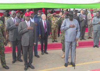 Güney Sudan Devlet Başkanı, resmi törende altına kaçırdı