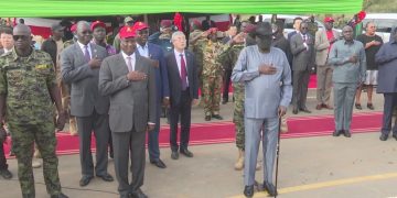 Güney Sudan Devlet Başkanı, resmi törende altına kaçırdı