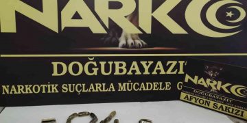 Ağrı’da durdurulup üzerleri arandı: Bağırsaklarından 432 gram Afyon sakızı çıktı