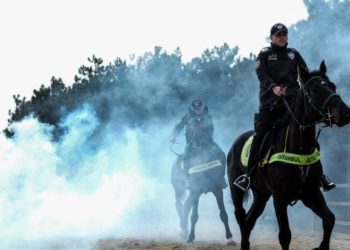 İstanbul’da atlı polislerin hayran bırakan tatbikatı