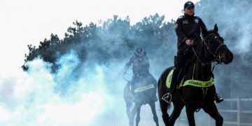 İstanbul’da atlı polislerin hayran bırakan tatbikatı