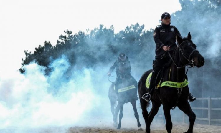 istanbulda atli polislerin tatbikati hayran birakti habermeydan