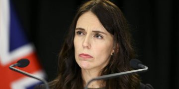 Mikrofonu açık kaldı: Yeni Zelanda Başbakanı rakip parti liderine küfür etti!