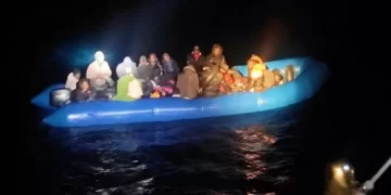 Yunanistan tarafından geri itilen 32 kaçak göçmen kurtarıldı