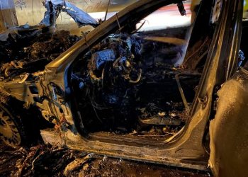 Kadıköy’de kaza yapan lüks otomobil alev alev yandı