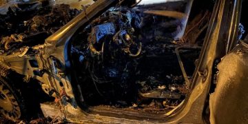 Kadıköy’de kaza yapan lüks otomobil alev alev yandı