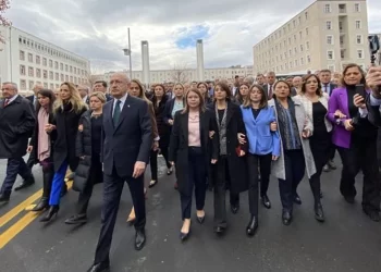 Kemal Kılıçdaroğlu milletvekilleri ile Adalet Bakanlığı’na doğru yürüyüşe geçti