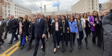 Kemal Kılıçdaroğlu milletvekilleri ile Adalet Bakanlığı’na doğru yürüyüşe geçti