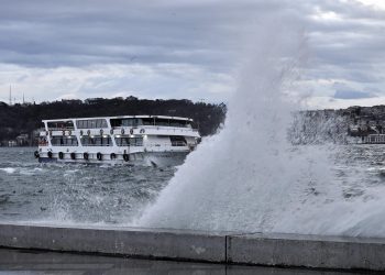 Lodos, İstanbul’da vapur seferlerini aksattı