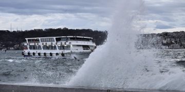 Lodos, İstanbul’da vapur seferlerini aksattı