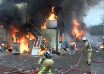 Maltepe’de işçilerin kaldığı konteyner yandı