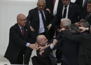 TBMM’de Yumruklar Havada Uçuştu