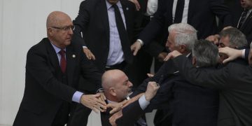 TBMM’de Yumruklar Havada Uçuştu