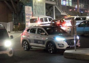 Beyoğlu’nda polis şüphelilere ateş açtı, yoldan geçen genç vuruldu