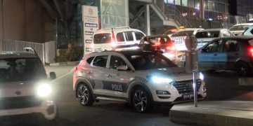 Beyoğlu’nda polis şüphelilere ateş açtı, yoldan geçen genç vuruldu