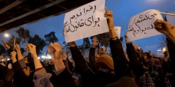 İran’daki Mahsa Amini protestolarında tutuklanan 400 kişiye hapis cezası verildi.