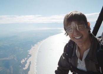 Tom Cruise’dan helikopterden atlarken hayranlarına teşekkür etti