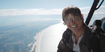 Tom Cruise’dan helikopterden atlarken hayranlarına teşekkür etti