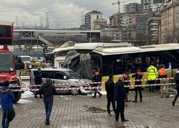 İstanbul’da tramvay ile İETT otobüsü çarpıştı