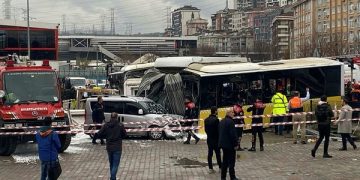 İstanbul’da tramvay ile İETT otobüsü çarpıştı