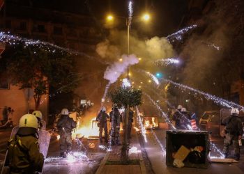 Yunanistan’da sokaklar karıştı: Binlerce kişi polisle çatıştı