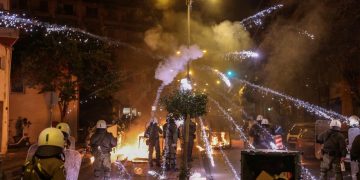 Yunanistan’da sokaklar karıştı: Binlerce kişi polisle çatıştı