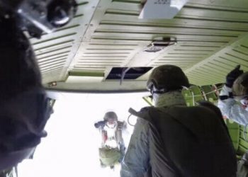 MSB’den, kış tatbikatında Mehmetçiğin uçaktan atlayış görüntüleri