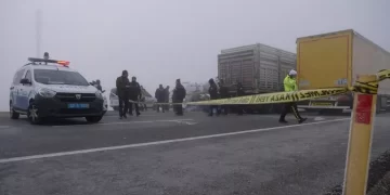 Konya’da askeri araç, yolda duran TIR’a çarptı