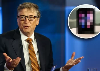 Bill Gates kullandığı yeni cep telefonu modelini açıkladı