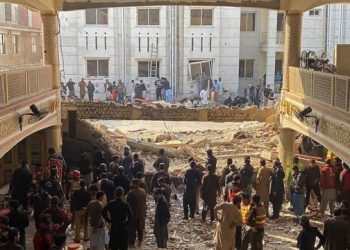 Pakistan’da camiye bombalı saldırı