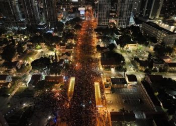 İsrail'de Netanyahu'ya karşı binlerce kişi sokağa döküldü İsrail’de Netanyahu’ya karşı binlerce kişi sokağa döküldü