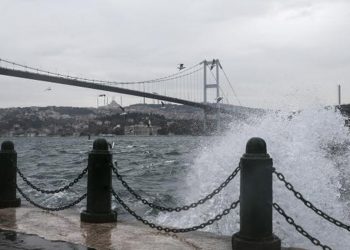 İstanbul’da lodos nedeniyle deniz ulaşımı aksadı