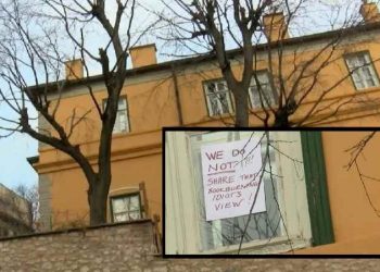 İsveç Konsolosluğu camında dikkat çeken mesaj İsveç Konsolosluğu camında dikkat çeken mesaj