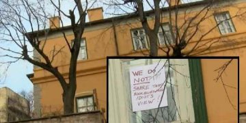 İsveç Konsolosluğu camında dikkat çeken mesaj