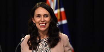 Dünya’nın en genç kadın lideri Jacinda Ardern istifa etti