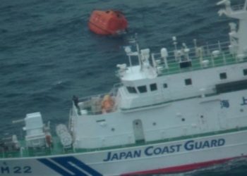 Japonya açıklarında kargo gemisi battı