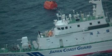 Japonya açıklarında kargo gemisi battı