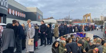 Pendik’te market açılışında ‘indirim’ izdihamı