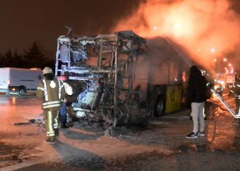 Seyir halindeki İETT otobüsü alev alev yandı