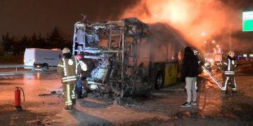 Seyir halindeki İETT otobüsü alev alev yandı