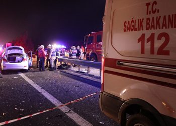 TAG Otoyolu’nda U dönüşü yapan çekiciye otomobil çarptı: 4 ölü
