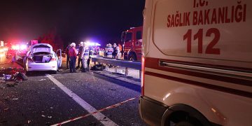 TAG Otoyolu’nda U dönüşü yapan çekiciye otomobil çarptı: 4 ölü