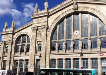 Paris’te bıçaklı saldırı: 1’i polis 5 kişi yaralı